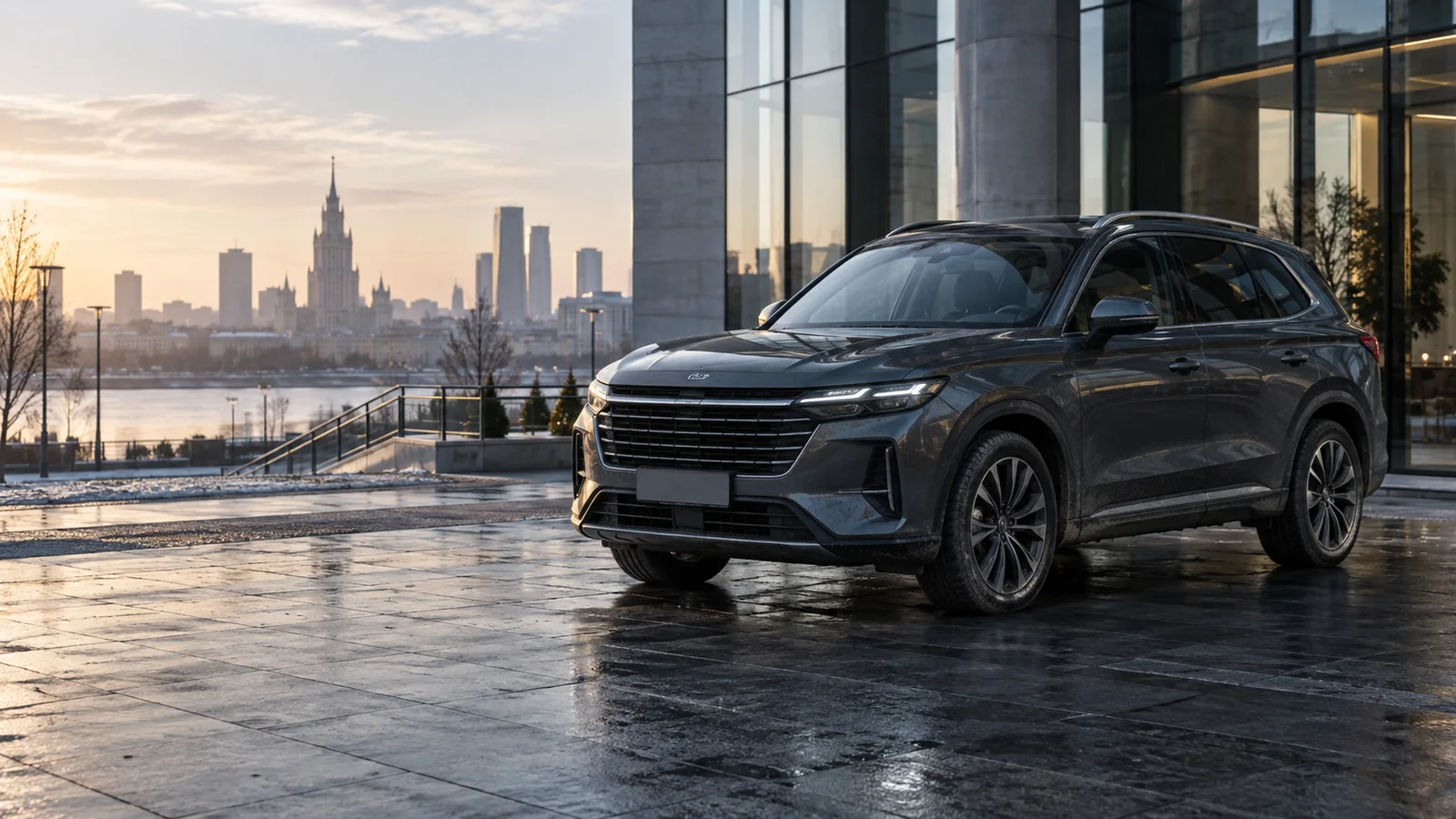 Современный серебристый автомобиль на фоне строгой архитектуры